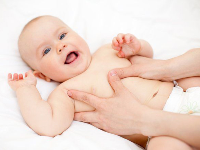 Phương pháp mát-xa cho trẻ sơ sinh và các biện pháp phòng ngừa giúp trẻ tiêu hóa tốt
